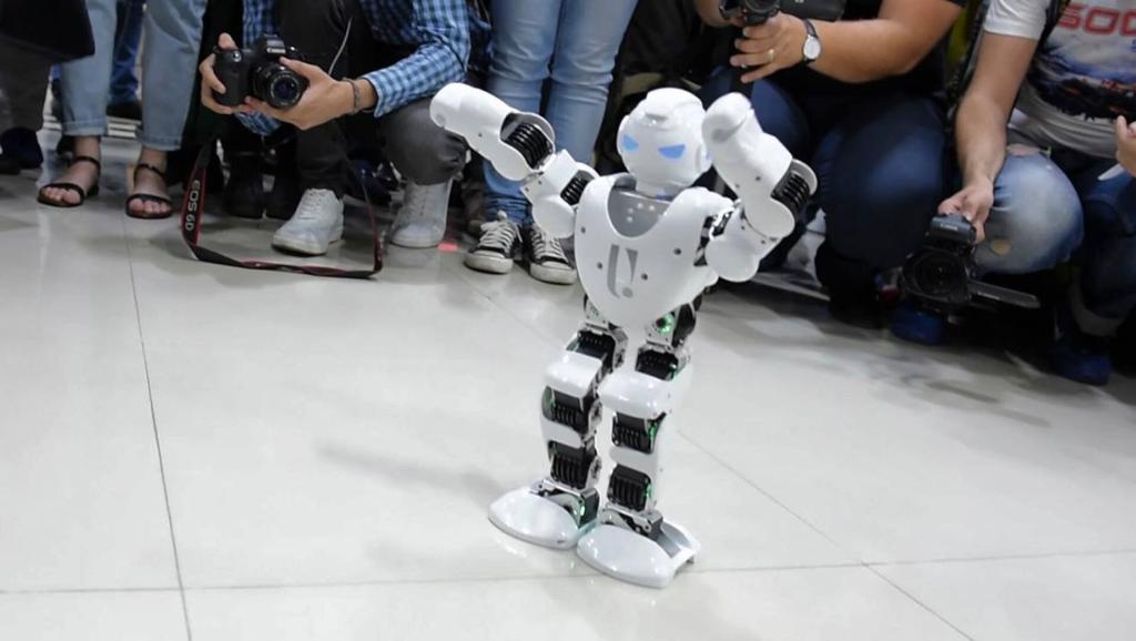человек танцует танец робота