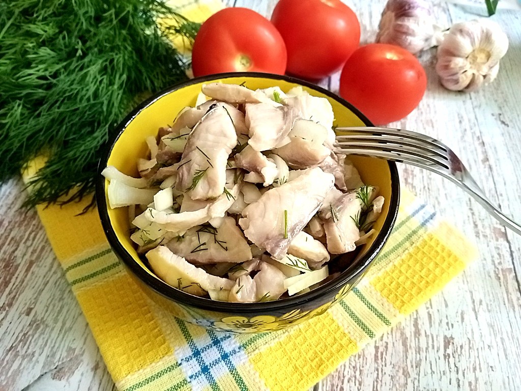 маринованный карп в уксусе и масле с луком