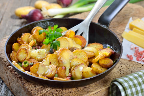 Картофель в сковороде с сыром и зеленью