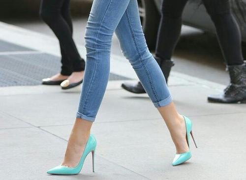 Shoes with medium heels (photo).