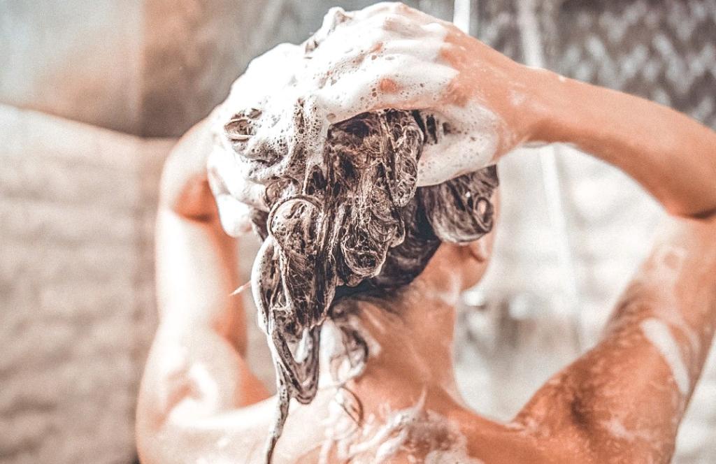 Можно мыть голову холодной водой. Девушка моет голову. Мыть волосы. Девушка намыливает волосы. Мужчина моет голову.