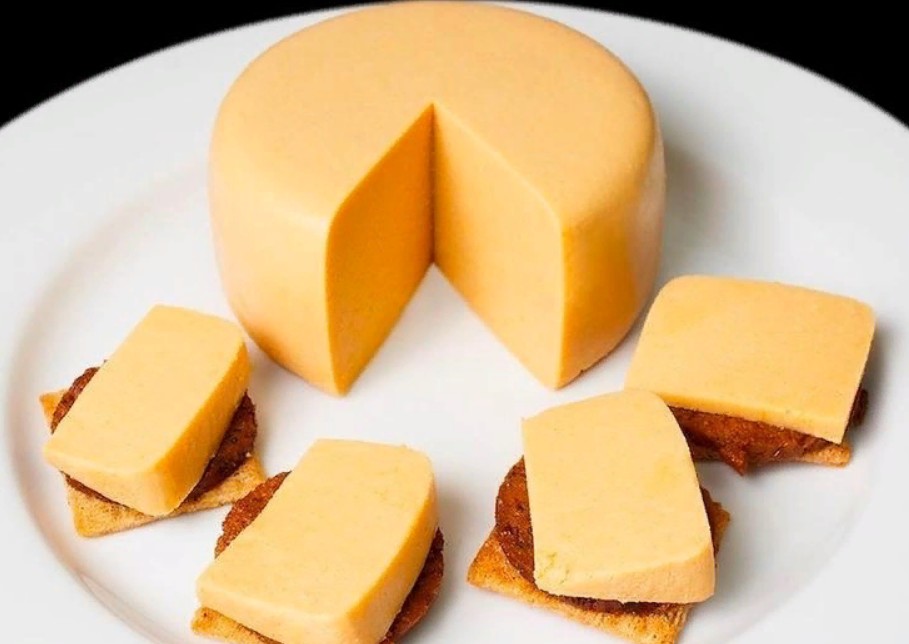 Сделать домашний сыр из творога рецепт. Домашний твердый сыр. Твердый сыр в домашних условий. Домашний твердый сыр из молока. Сыр из творога в домашних условиях.