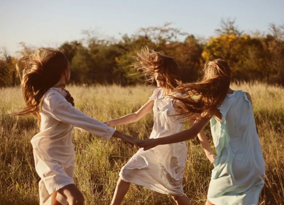 Другая свободная. Фотосессия подруг. Фотосессия подруг на природе. Две девушки в поле. Девочки подруги.