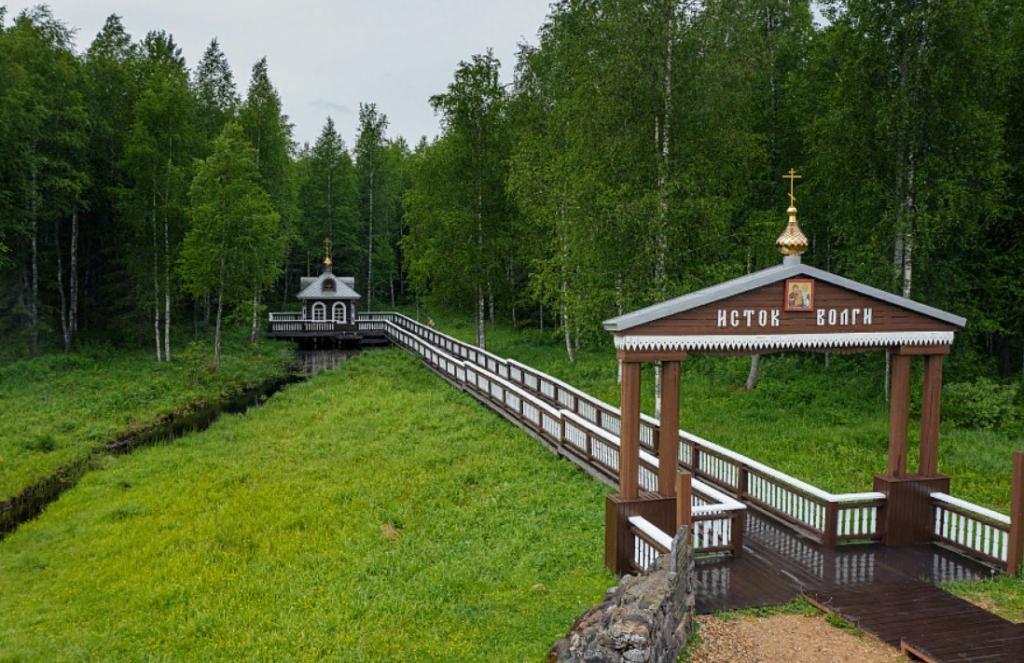 Где река начинает свой путь. Исток Волги Тверская область. Валдайская возвышенность Исток Волги. Рыбинск Исток Волги. Исток Волги Тверь.