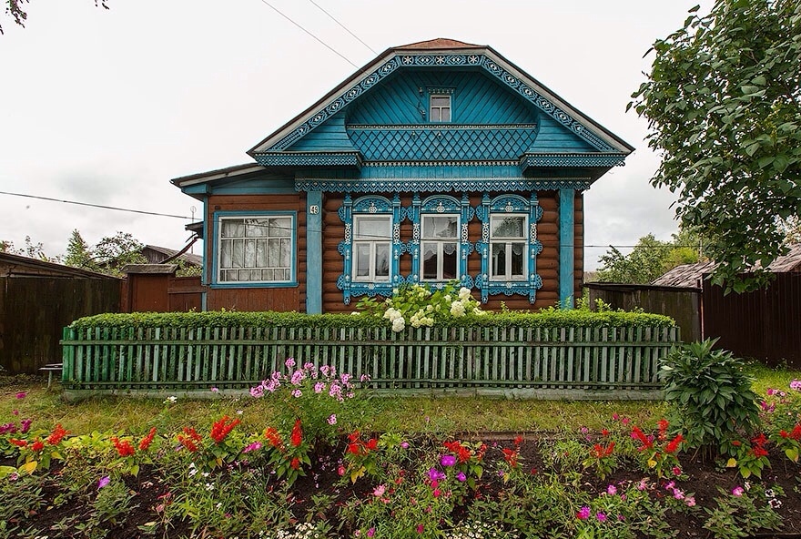 Русский частный в деревне. Деревенский домик. Деревенский дом с наличниками. Красивый деревенский дом. Красивый деревенский домик.