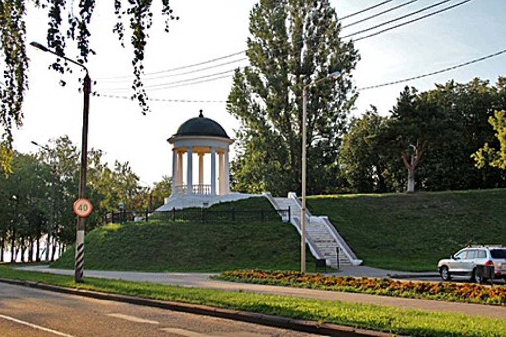 Беседка Островского на берегу Волги в Костроме