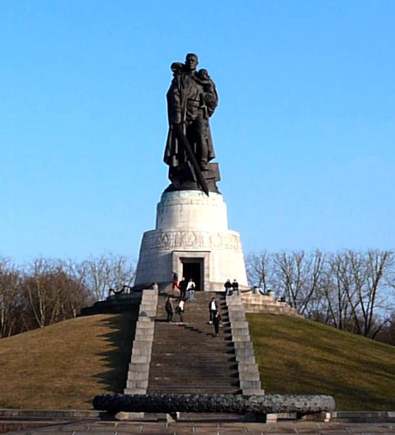 памятник русскому солдату с девочкой на руках