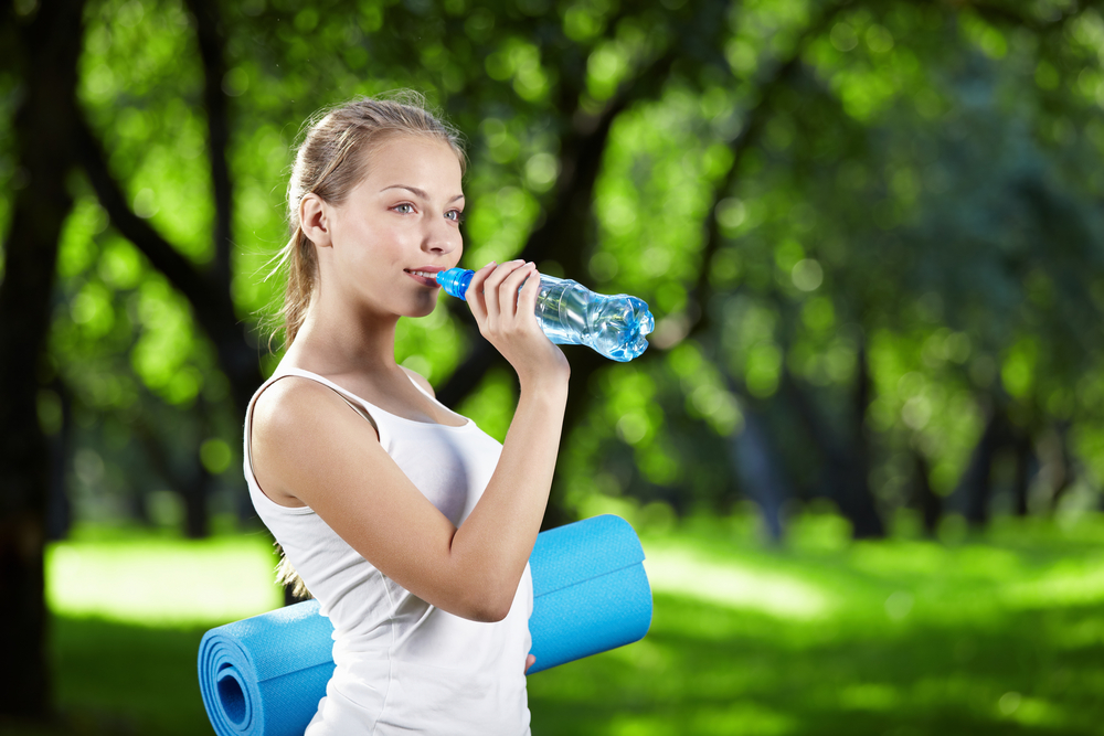 Включи питьевой. Спортивная девушка с бутылкой воды. Спортивная девушка пьет воду. Вода для похудения. Вода спорт.