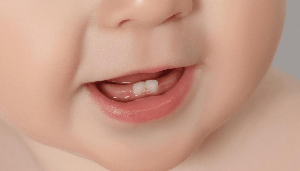 когда появляется первый зуб у ребенка 1