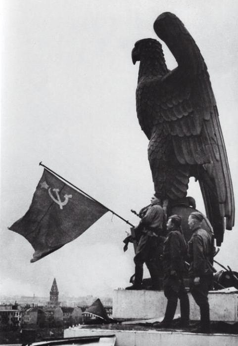 Оригинальное фото возведения флага над рейхстагом