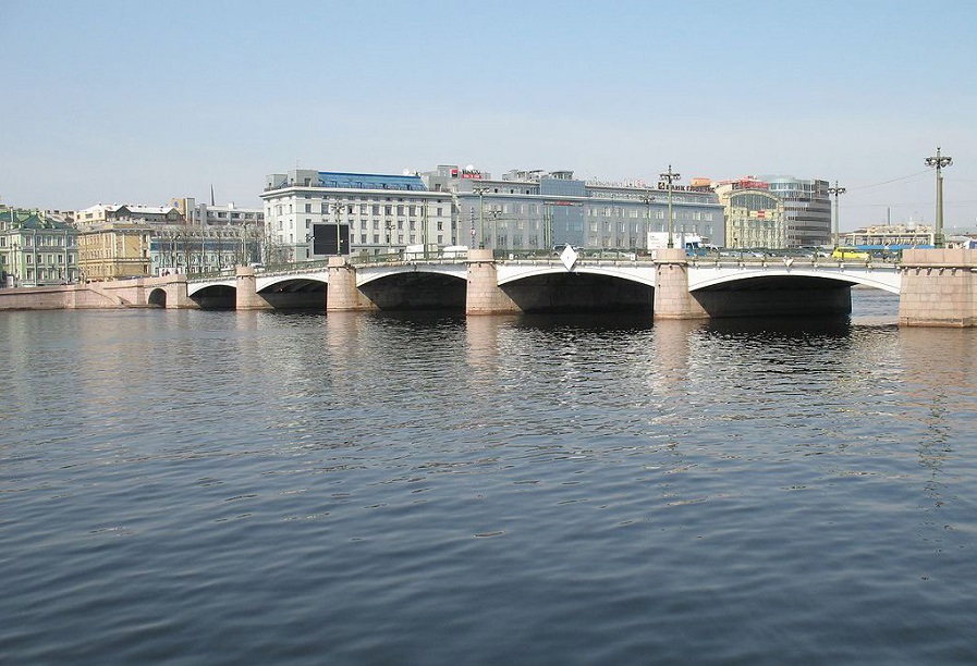 Сампсониевский мост соединяет две строны Невы