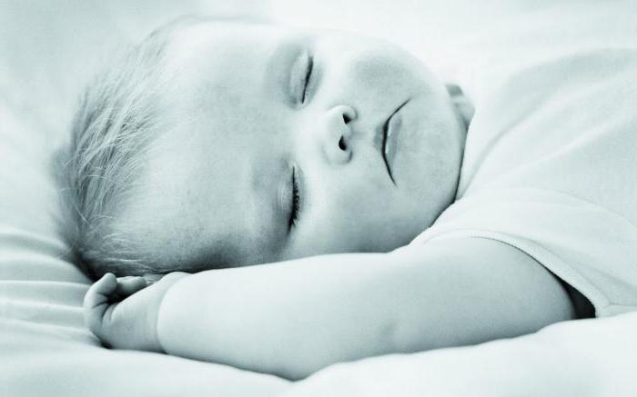 why the baby sweats while sleeping at home is not hot