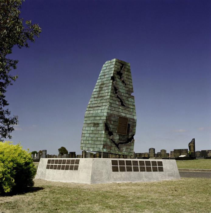 мемориальный памятник установлен на площади