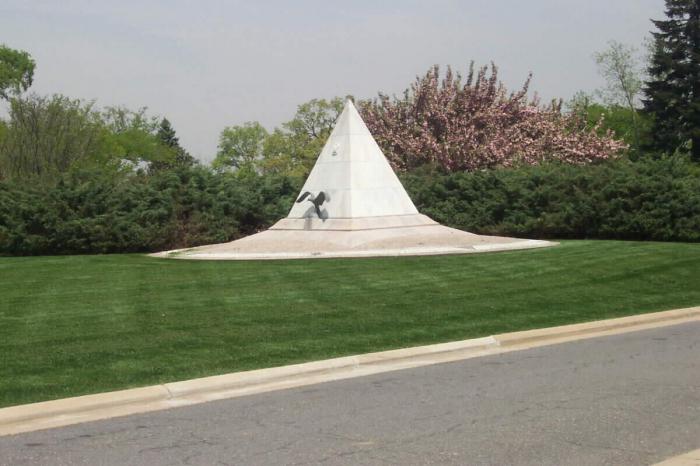 мемориальный памятник установлен на площади
