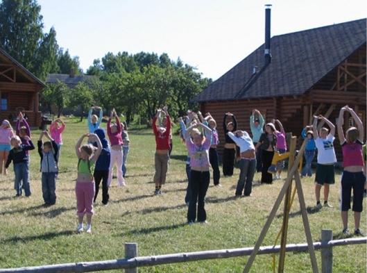 Заходи в таборах. Сценка в лагере для ребенка лагеря. Сценка для детей в лагере. Сценка в лагере смешная лето. Сценка утро в лагере.