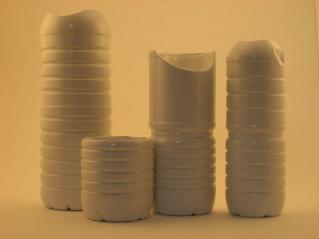 Гипсовые вазы, отлитые в формы из пластиковых бутылок