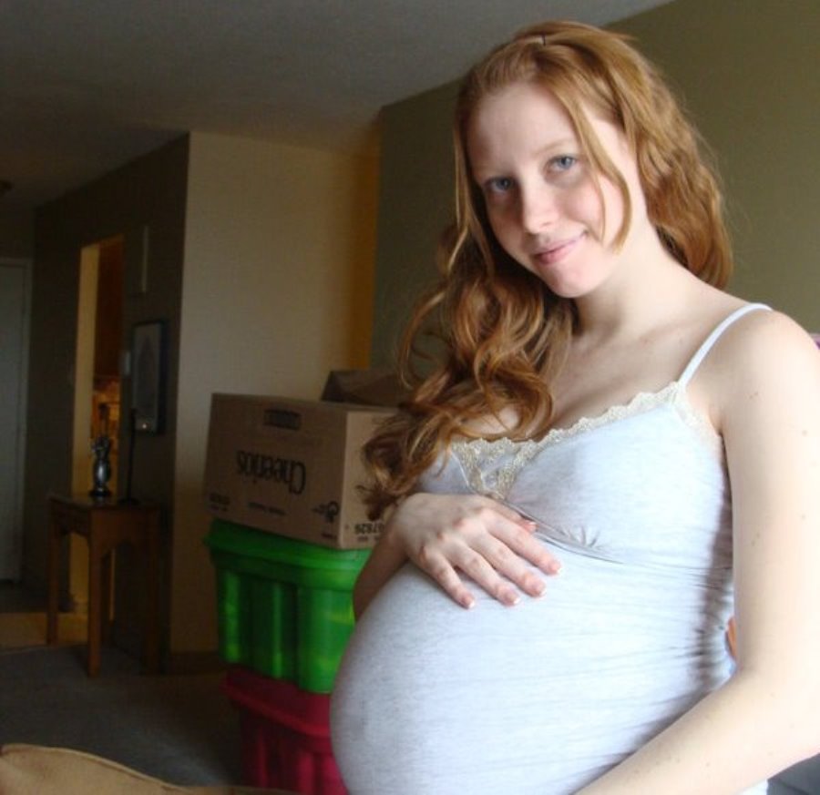 Фото беременной девушки дома без лица