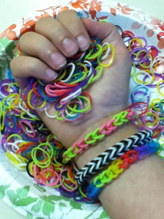 types of weaving bracelets from rubber bands on a slingshot