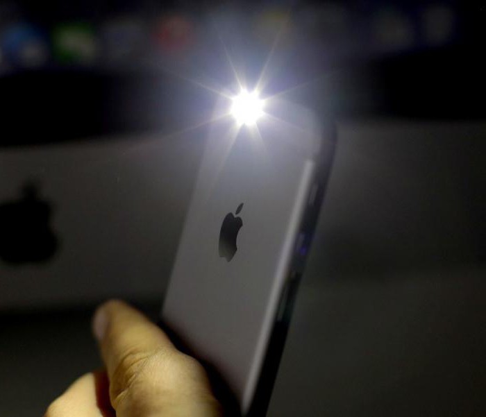 how to turn on the flashlight on iPhone 5s