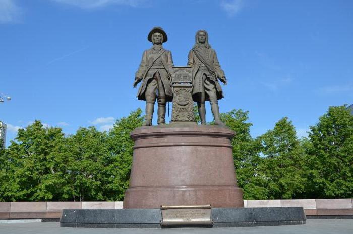 monument to tatishchev and de gennin yekaterinburg