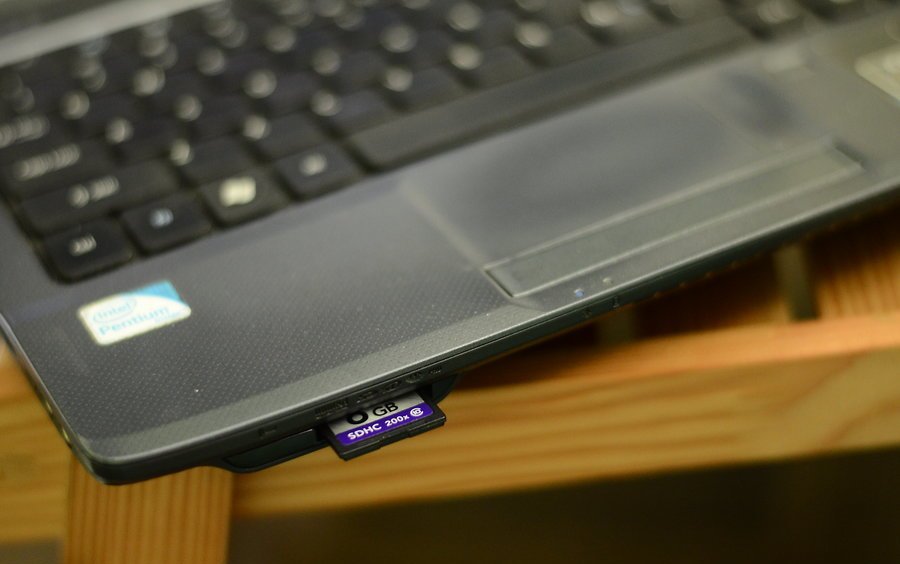 Connecting a memory card to a laptop via a card reader