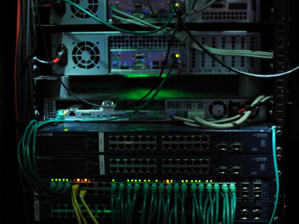 Для подключения пк к локальной сети компьютеров обычно в пределах одного здания служат транспьютеры