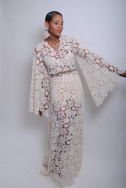 Кружевное платье с длинными рукавами, вышивкой бисером и аппликацией
