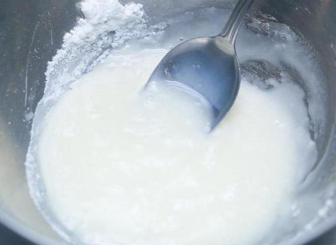Глазурь молоко сахар масло. Глазурь из сахарной пудры и молока. Глазурь из сахара и молока. Сахарная пудра и молоко. Глазурь из сахара и воды.