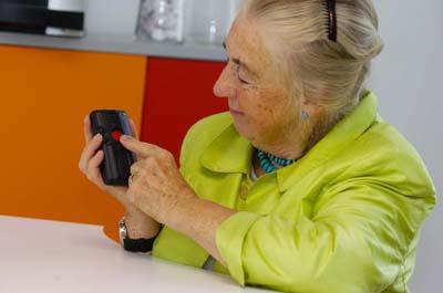 Мобильный телефон для пожилых людей