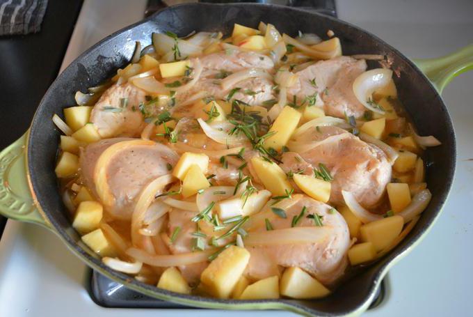 chicken breast with apple in a pan