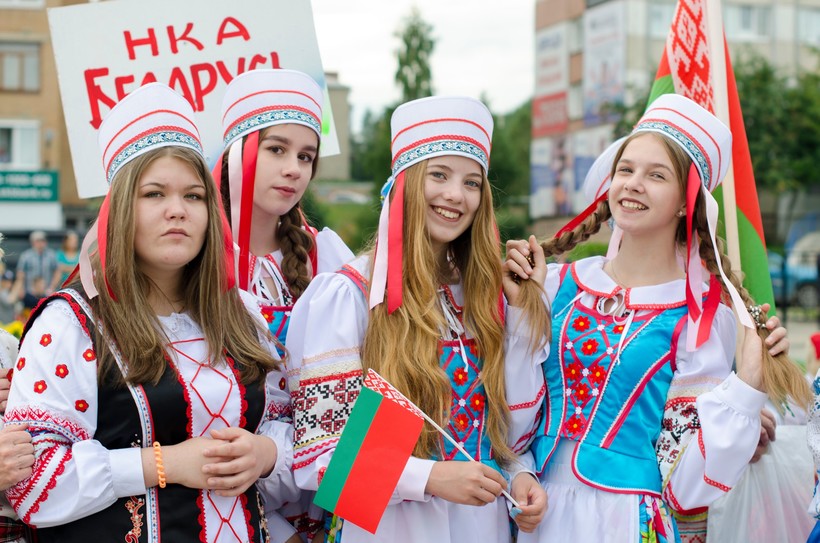 Беларуски в национальных костюмах