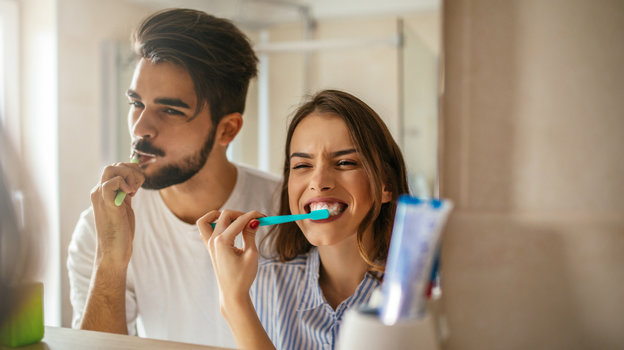 Пара чистит зубы
