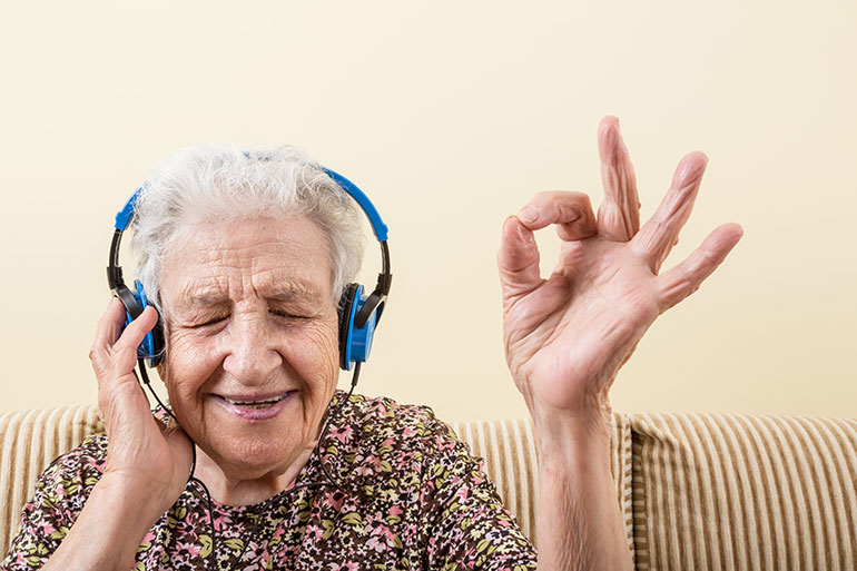 Бабушка слушает музыку