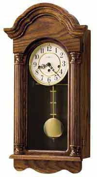 настенные часы с маятником в деревянном корпусе 