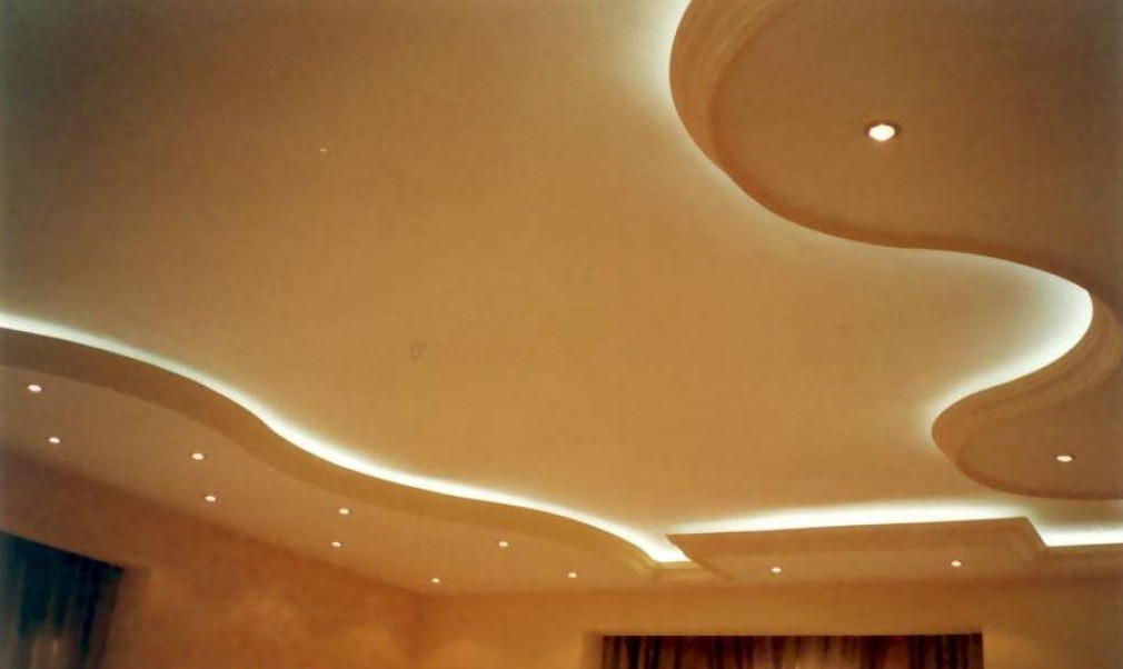 потолок в зале из гипсокартона с подсветкой