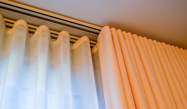 как правильно повесить шторы на потолочный карниз