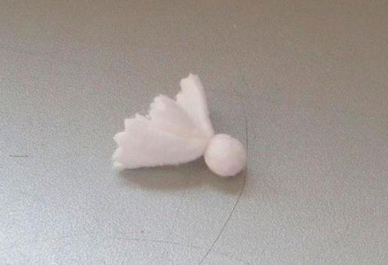 make an angel do-it-yourself from cotton pads