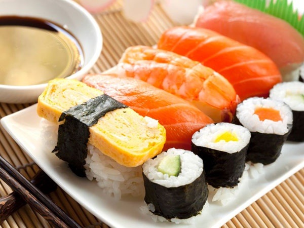 Блюдо с готовыми суши и роллами
