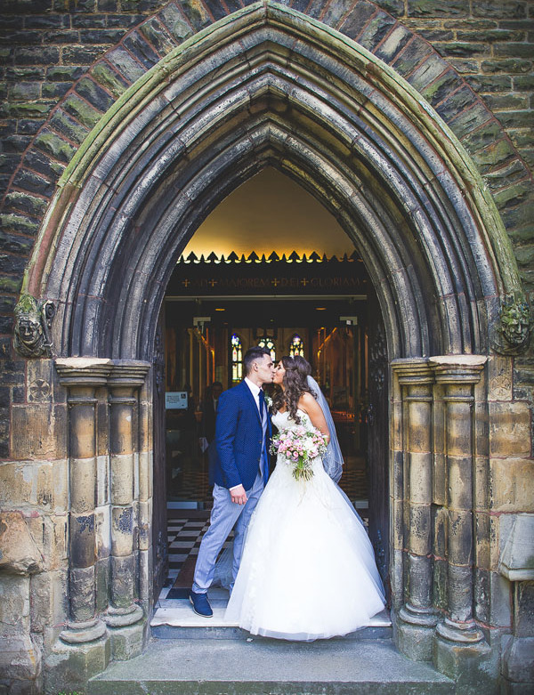 Жених и невеста на фоне старого собора