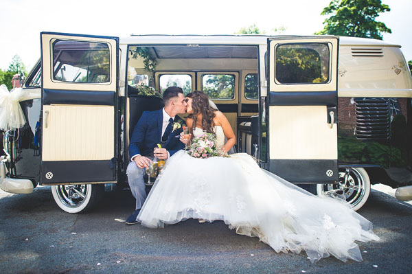 Жених и невеста сидят в автомобиле