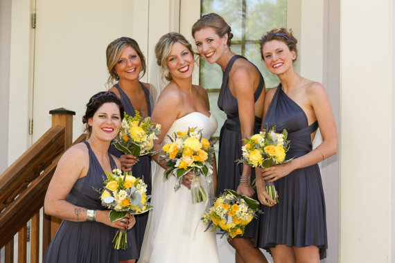 Невеста и четыре подруги в платьях-трансформерах