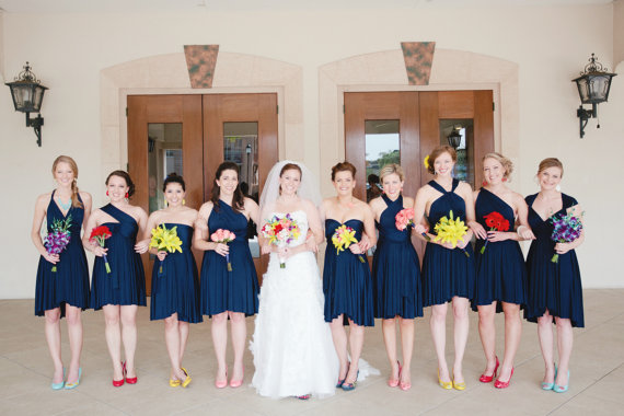 Невеста и подруги невесты в коротких платьях
