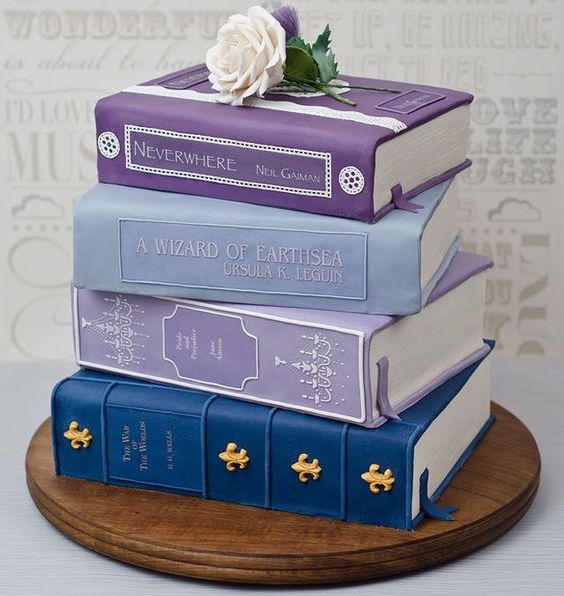 Торт - стопки книг