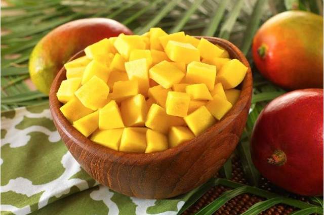 Выясняем, можно ли есть манго с кожурой
