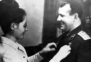 Гагарин с женой фото с волосами