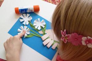 DIY crafts for kindergarten with their own hands from colored paper