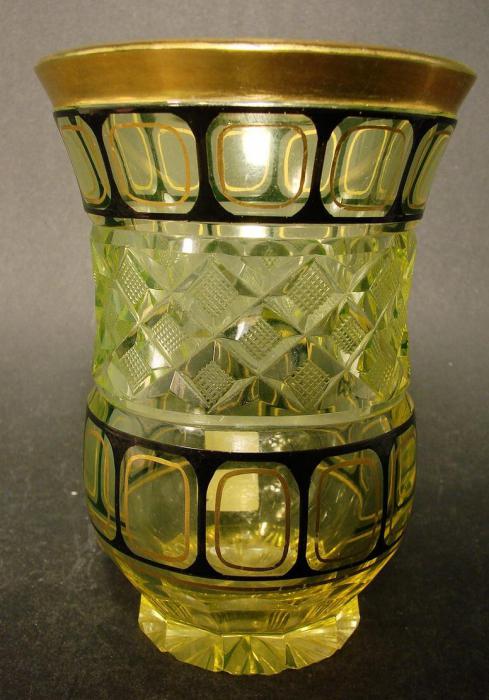 вазы из уранового стекла
