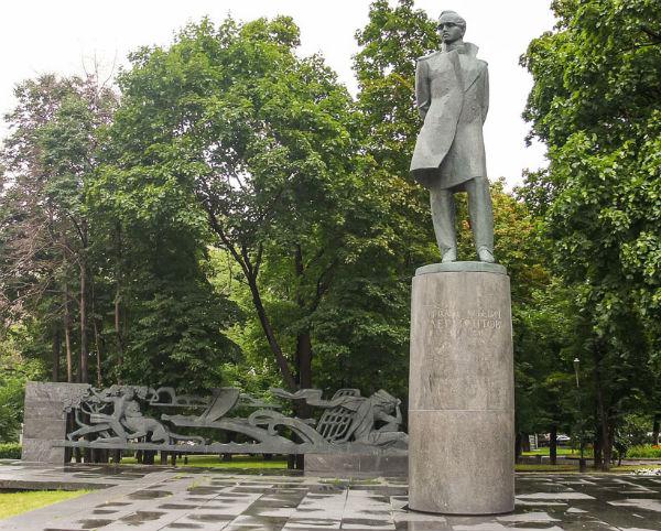 Памятник Лермонтову в Москве