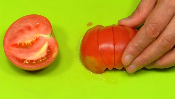 Нарезать помидор дольками