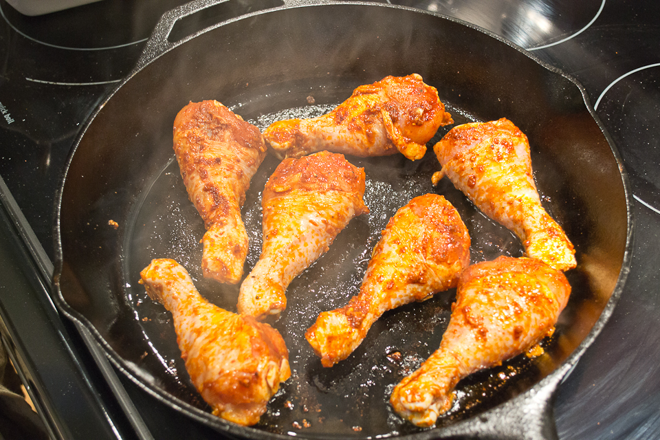 Курица на сковороде рецепты с фото. Жареные куриные ножки. Куриные ножки на сковороде. Куриные голени на сковороде. Жареные куриные ножки на сковороде.